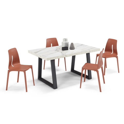 Tavolo con top in legno effetto marmo e gambe in metallo con sedie in polipropilene