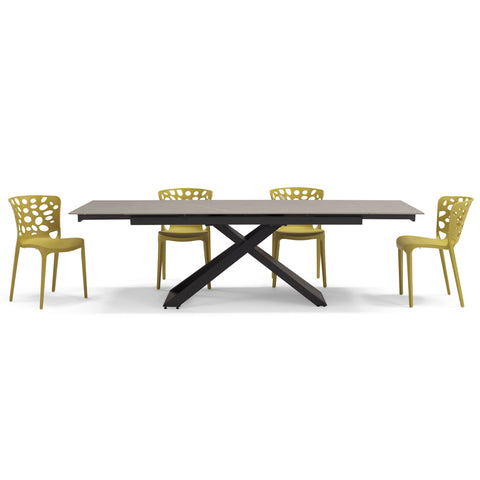 Tavolo con top in grès ceramico effetto pietra grigia e struttura in metallo allungabile e sedie in polipropilene
