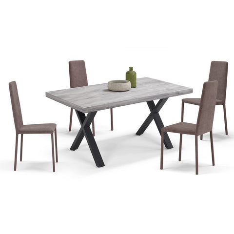 Tavolo con top in legno effetto cemento e gambe in metallo e sedie imbottite rivestite in tessuto