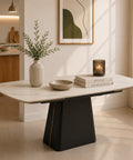 Tavolo allungabile lateralmente con meccanismo automatico girevole Atlantide con piano in gres ceramico effetto marmo Carrara, forma sagomata con angoli arrotondati e basamento centrale in finitura nera. Ideale per arredare cucina, soggiorno e sala da pranzo con uno stile contemporaneo e raffinato.