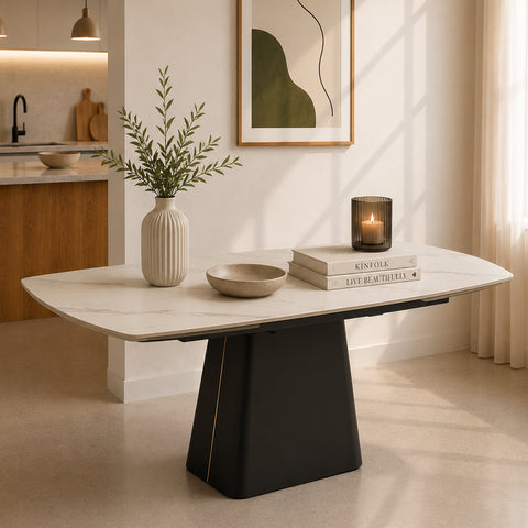 Tavolo allungabile lateralmente con meccanismo automatico girevole Atlantide con piano in gres ceramico effetto marmo Carrara, forma sagomata con angoli arrotondati e basamento centrale in finitura nera. Ideale per arredare cucina, soggiorno e sala da pranzo con uno stile contemporaneo e raffinato.