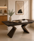 Tavolo allungabile Thaiti con piano in gres ceramico finitura effetto Metal Corten e originale basamento centrale sagomato coordinato. Dotato di sistema di estensione integrato, è ideale per arredare cucina, soggiorno e sala da pranzo con uno stile industriale e contemporaneo.