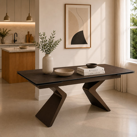 Tavolo allungabile Thaiti con piano in gres ceramico finitura effetto Metal Corten e originale basamento centrale sagomato coordinato. Dotato di sistema di estensione integrato, è ideale per arredare cucina, soggiorno e sala da pranzo con uno stile industriale e contemporaneo.