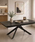 Tavolo allungabile Antares con piano effetto pietra nera, struttura centrale incrociata in metallo ghisa e sistema di allunga integrato. Ideale per arredare cucina, soggiorno e sala da pranzo con uno stile elegante e contemporaneo.