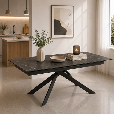 Tavolo allungabile Antares con piano effetto pietra nera, struttura centrale incrociata in metallo ghisa e sistema di allunga integrato. Ideale per arredare cucina, soggiorno e sala da pranzo con uno stile elegante e contemporaneo.