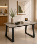 Tavolo allungabile Atlas con piano in gres ceramico effetto pietra grigia e gambe a trapezio in metallo ghisa, design moderno per cucina e sala da pranzo.
