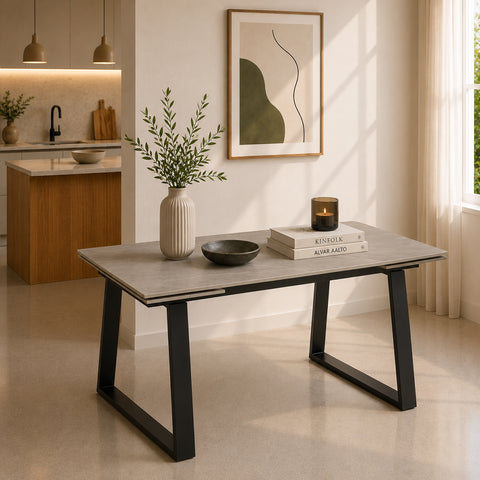 Tavolo allungabile Atlas con piano in gres ceramico effetto pietra grigia e gambe a trapezio in metallo ghisa, design moderno per cucina e sala da pranzo.