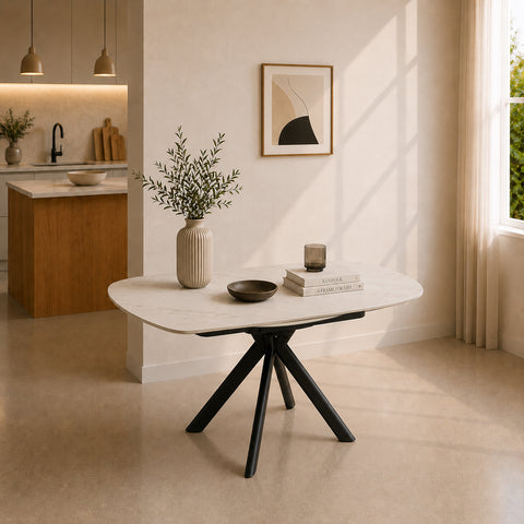 Tavolo allungabile Maui con piano in gres ceramico  effetto marmo Calacatta Gold lucido e basamento centrale a quattro gambe in metallo nero, design moderno ed elegante.