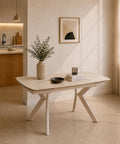 Tavolo allungabile Milos con piano effetto travertino, angoli arrotondati e struttura avorio dal design contemporaneo. Dotato di sistema di allunga integrato, è ideale per arredare cucina, soggiorno e sala da pranzo con eleganza e funzionalità.