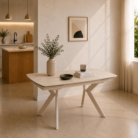 Tavolo allungabile Milos con piano effetto travertino, angoli arrotondati e struttura avorio dal design contemporaneo. Dotato di sistema di allunga integrato, è ideale per arredare cucina, soggiorno e sala da pranzo con eleganza e funzionalità.